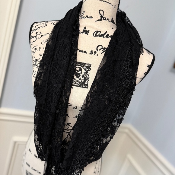 Scarf, Infinity black lace with delicate fringe - Picture 1 of 3